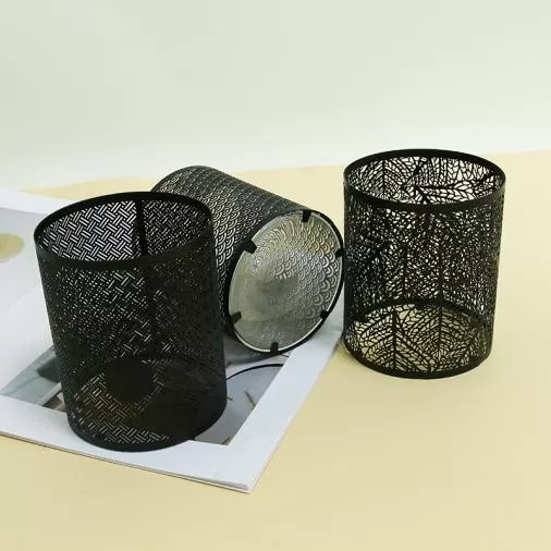 Metalezko kandela-euskarri beltza